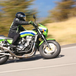 道を走るバイク乗り